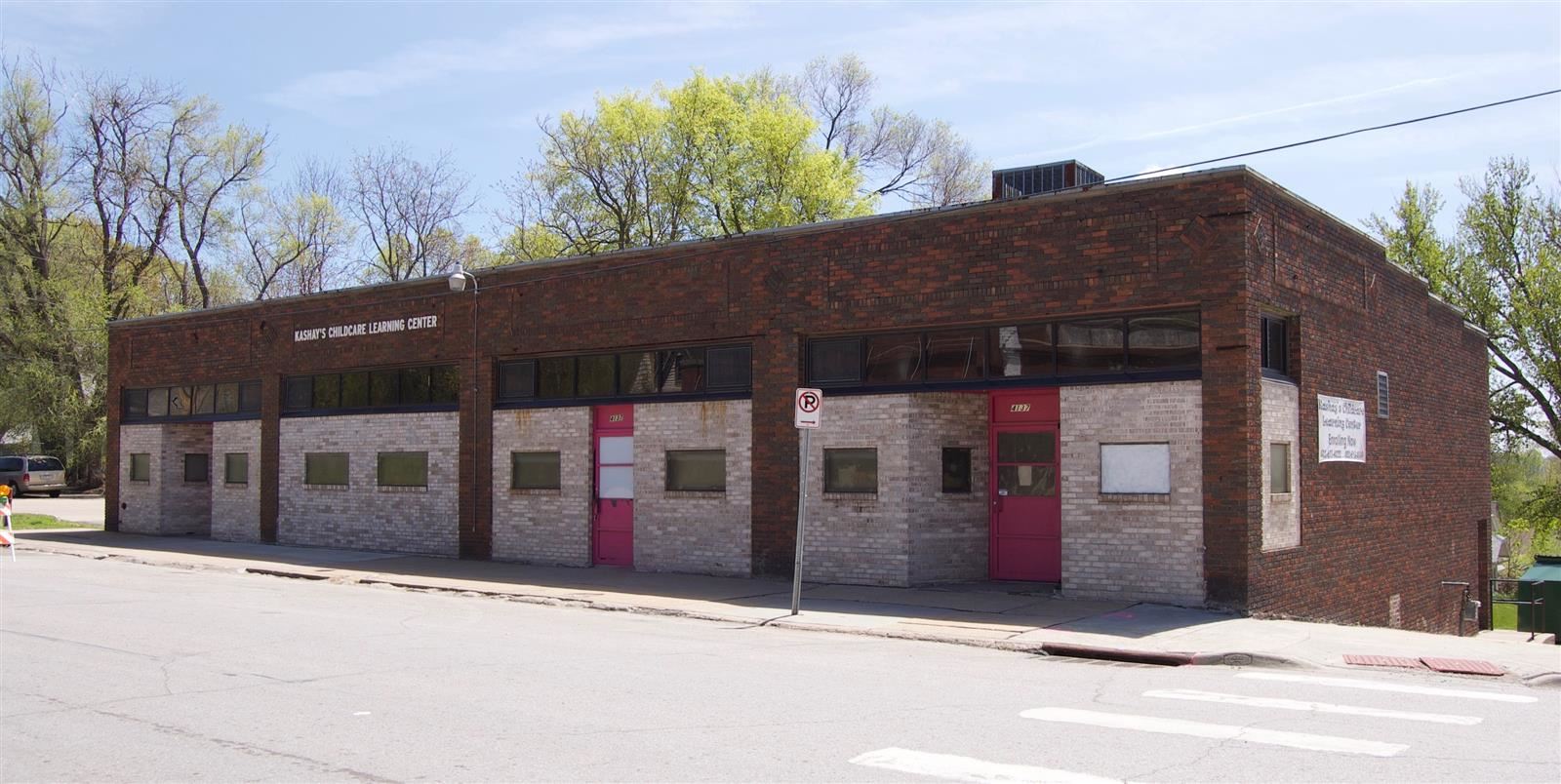 Modern image of exterior of 4135 Grand Avenue